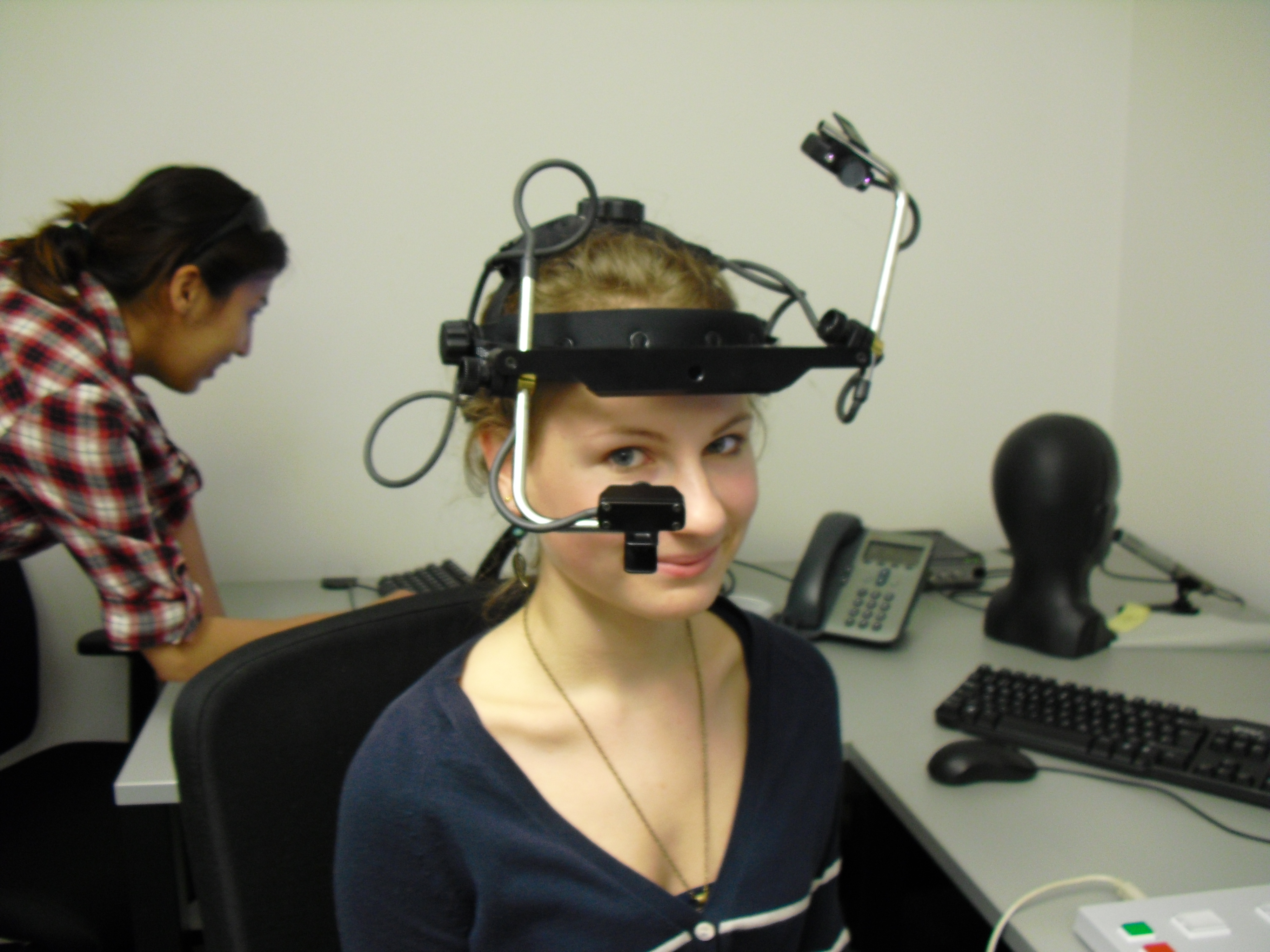 Anna bei einem Eye-Tracking-Experiment